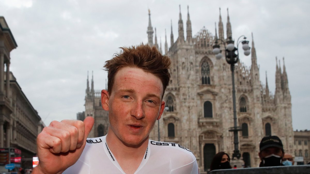 El británico Tao Geoghegan Hart celebra su victoria en el Duomo de Milán.