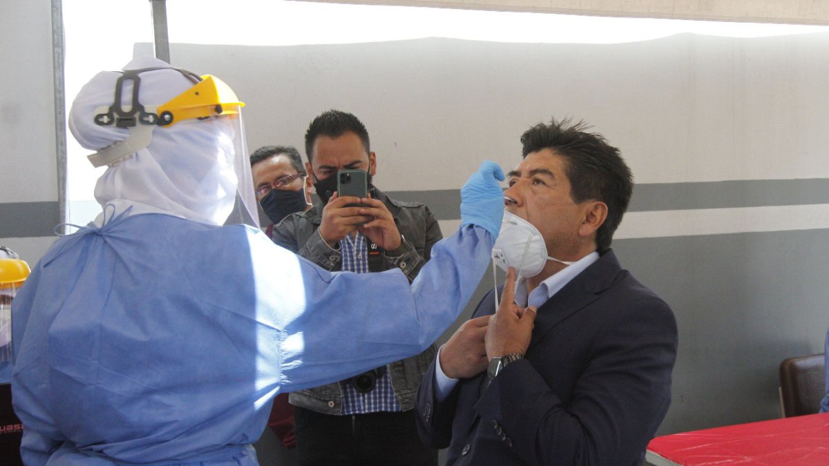 Prueba. Jorge Yunda, alcalde de Quito, durante la aplicación de la prueba PCR para detectar COVID-19.