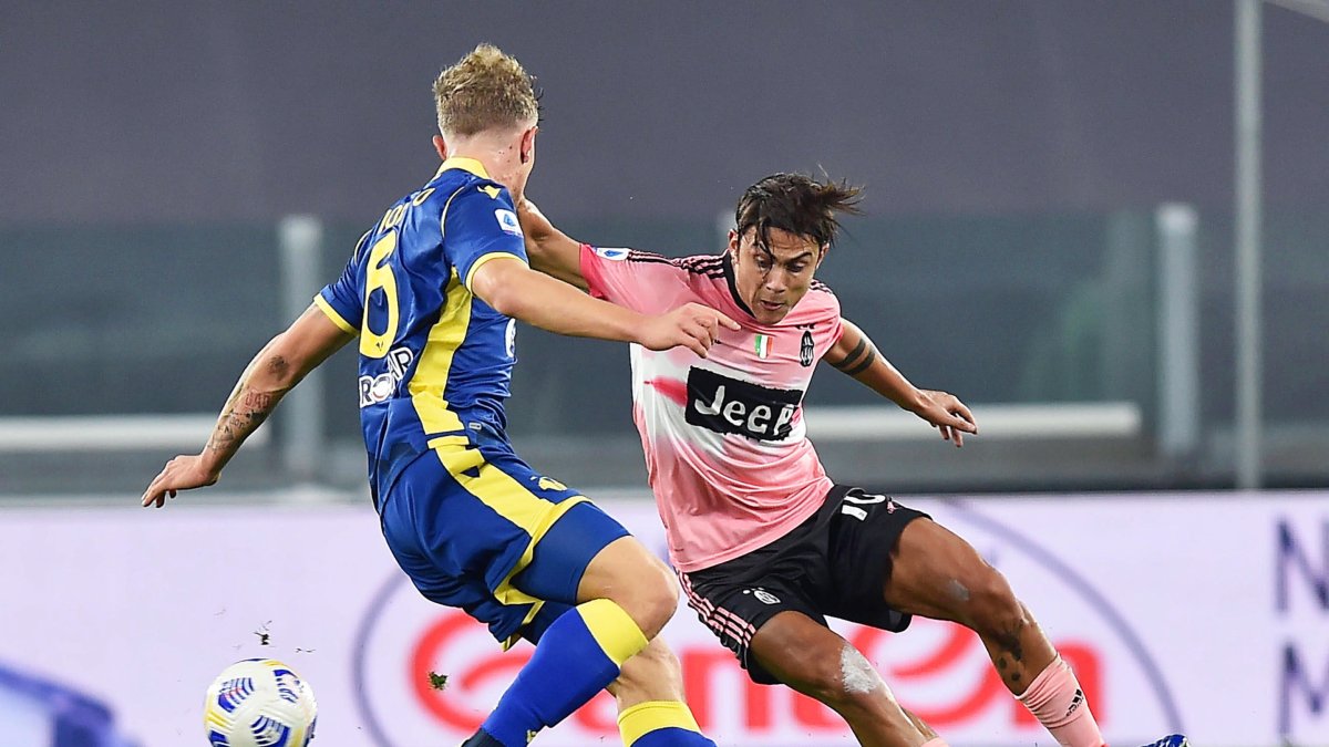 El jugador argentino (d) estuvo alejado del equipo por lesiones, pero ayer reapareció como titular en el partido liguero con el Hellas Verona