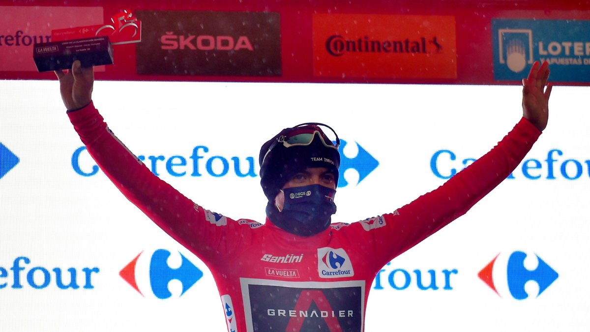 Richard Carapaz con el maillot rojo que lo identifica como el líder de la Vuelta a España.