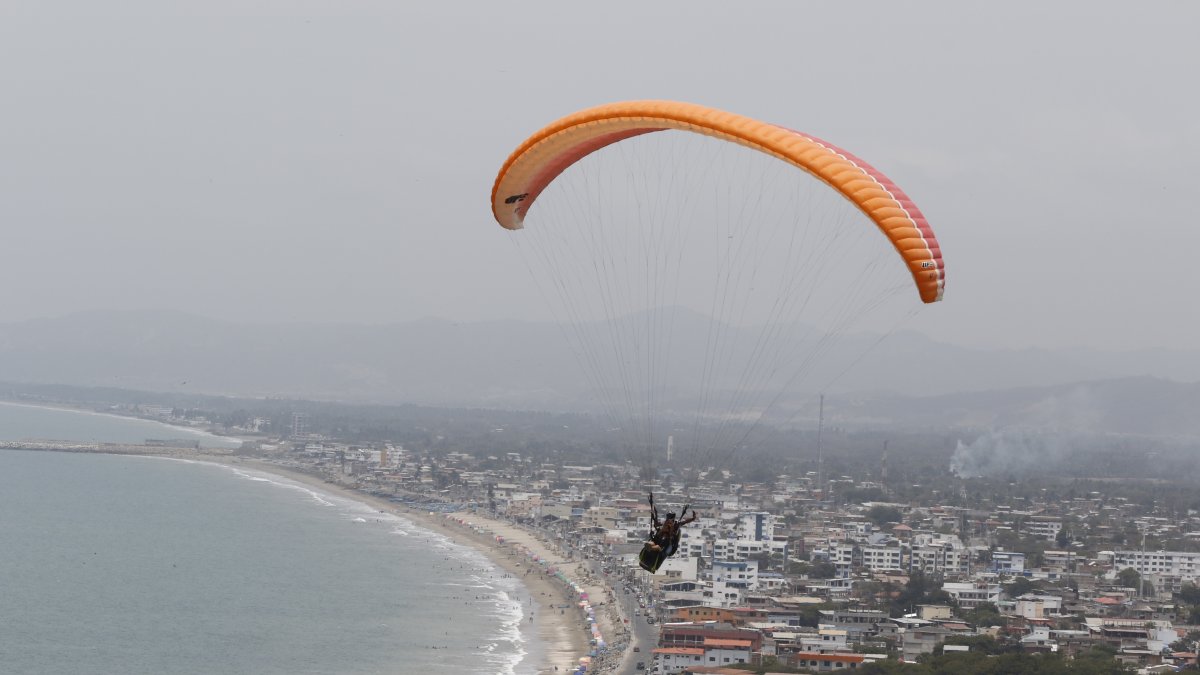 Actividades. En Crucita los visitantes pueden volar en parapentes.