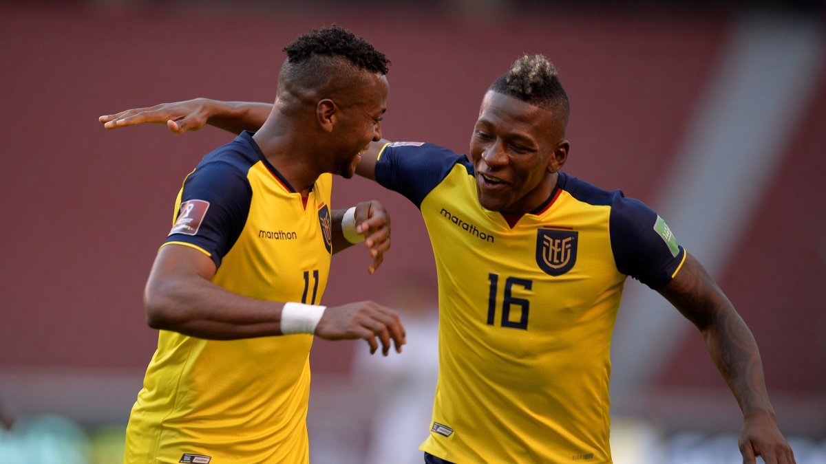 Michael Estrada (i) y Pervis Estupiñan de Ecuador celebran un gol ante Uruguay, durante un partido por las eliminatorias.