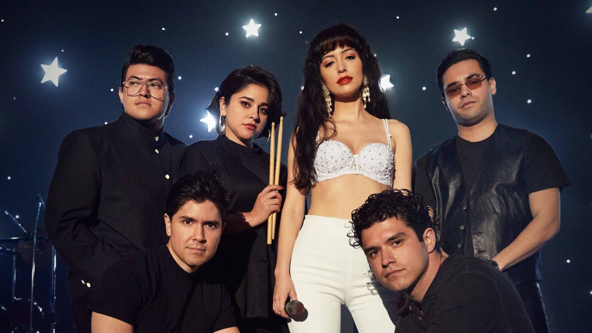 Imagen de Selena Quintanilla y su banda en la ficción.