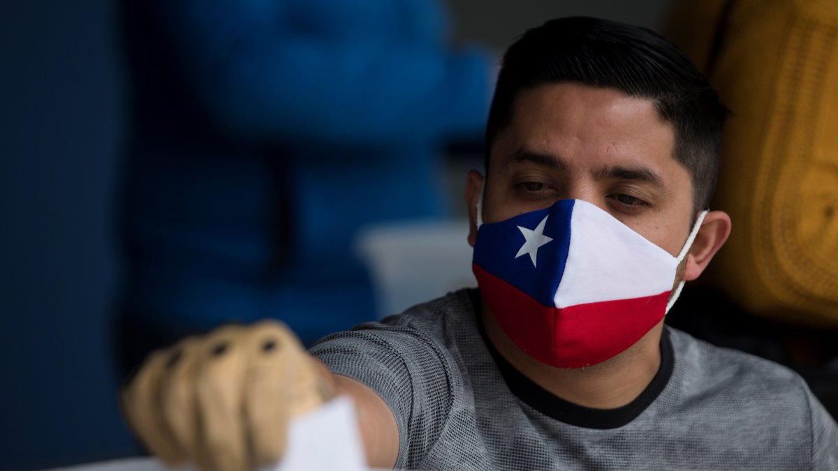 Un hombre ejerce su voto este domingo en el Estadio Nacional en Santiago.