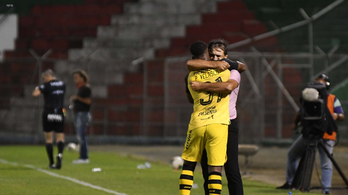 Fabián Bustos y Pedro Pablo Velasco celebran la conquista del triunfo ante Liga de Portoviejo.