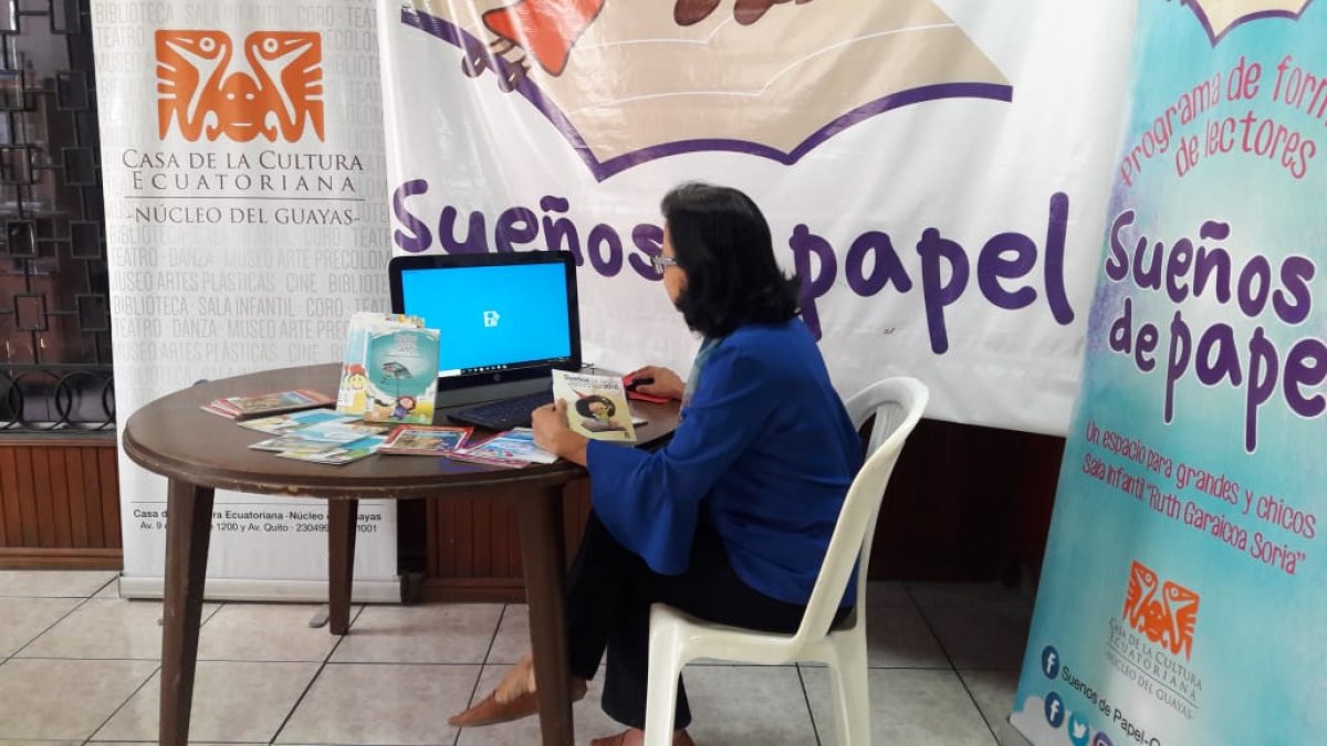 Rosa Elena Pogo ultima los detalles del concurso. Hasta el 30 de noviembre recibirán los cuentos.