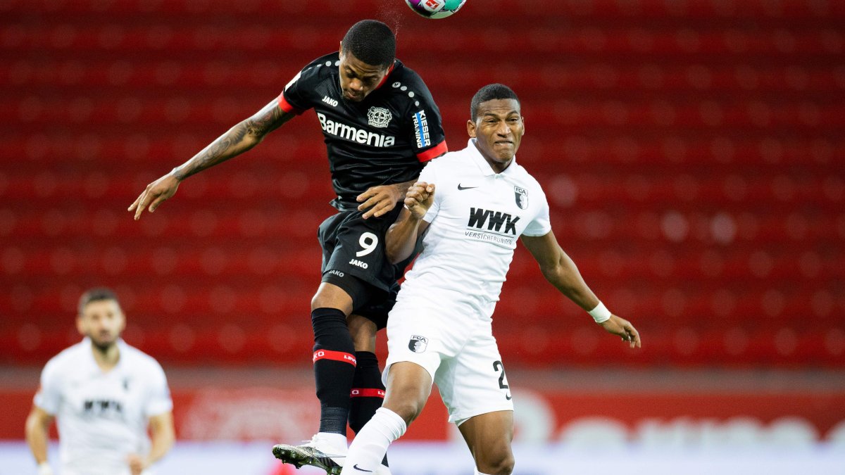Leon Bailey (izquierda) pelea por el balón con el ecuatoriano Carlos Gruezo durante el partido de este lunes.