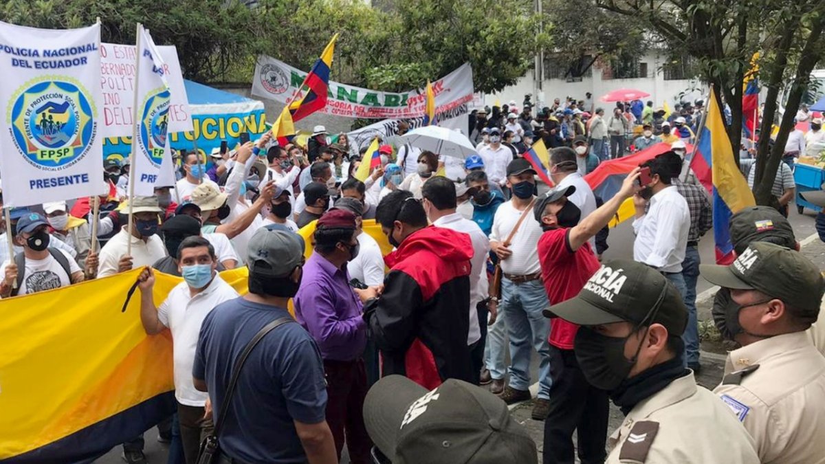Plantones. Policías y militares efectúan plantones en la Corte Constitucional para pedir que se derogue la ley.