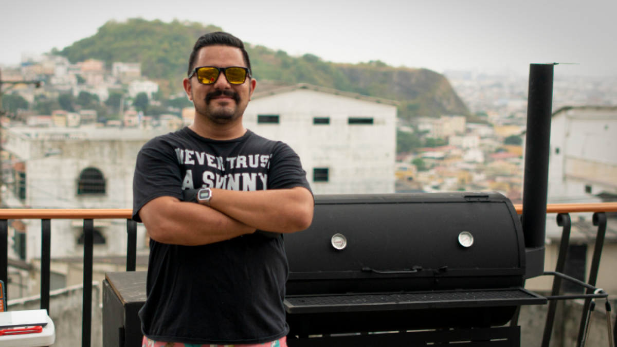 Jorge Sotomayor, desde la ciudadela Bellavista, desde donde realiza los asados.