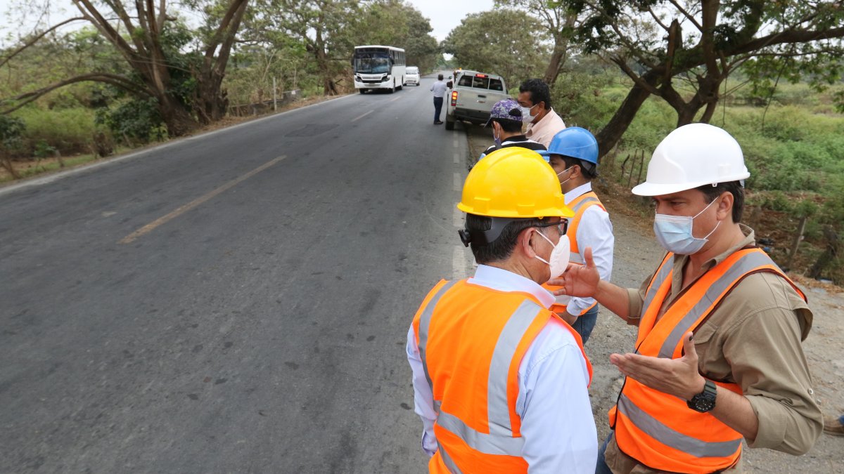 Recorrido. Guillermo Ávalos (d), de Conorte, y Eduardo Falquez, de la Prefectura, inspeccionaron las vías.