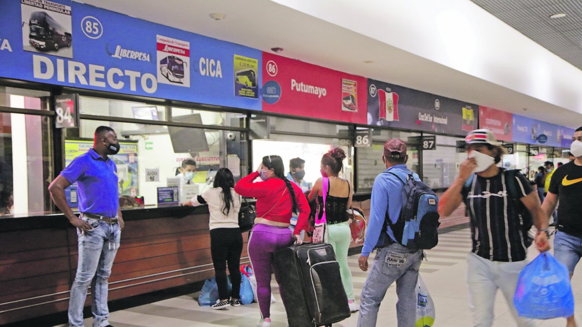 El movimiento en la Terminal Terrestre es agitado. Esta foto de ayer da cuenta de que ya hay personas que viajan en días previos al asueto.