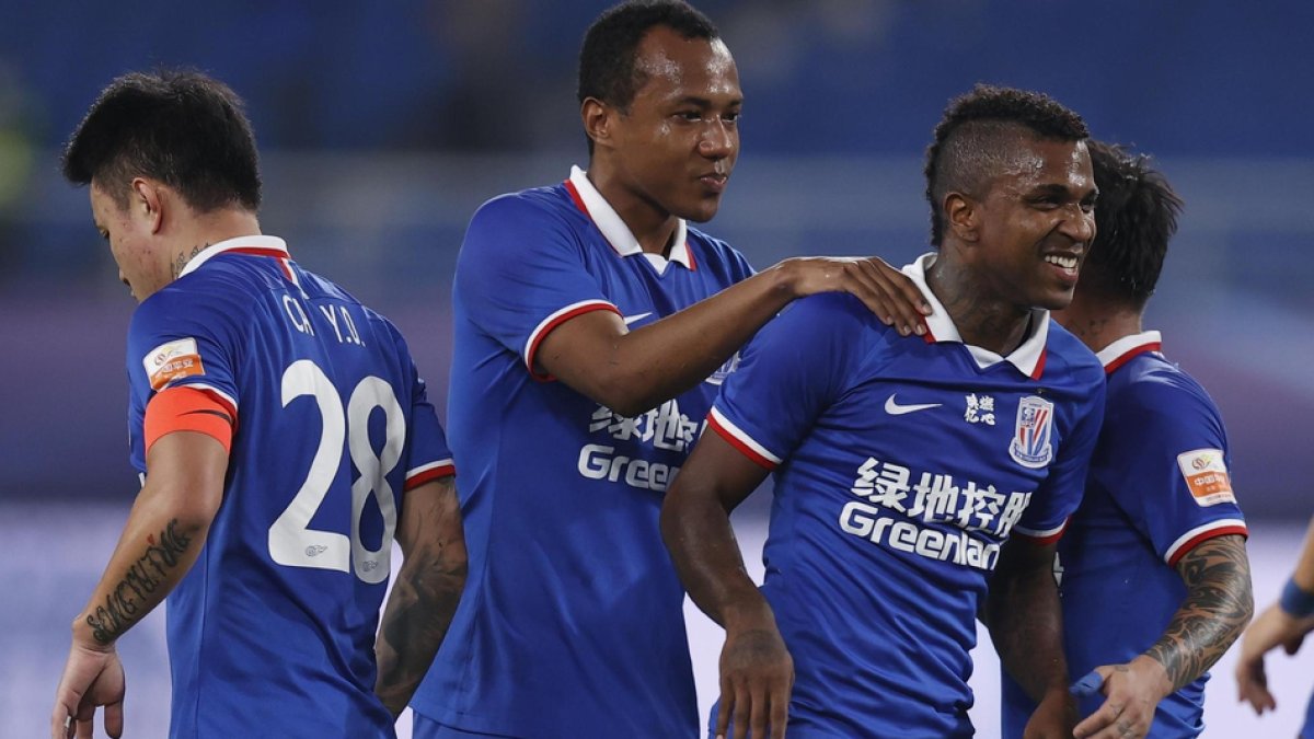 Miler Bolaños (d) es felicitado por uno de sus compañeros tras marcar uno de los goles.