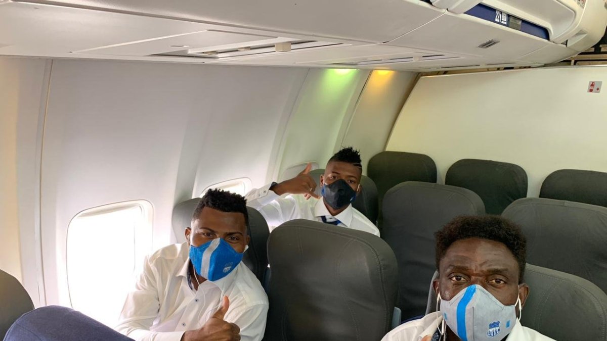 La Tuka Ordóñez (d), delantero de Emelec, muestra su optimismo en el avión antes de viajar hasta Argentina