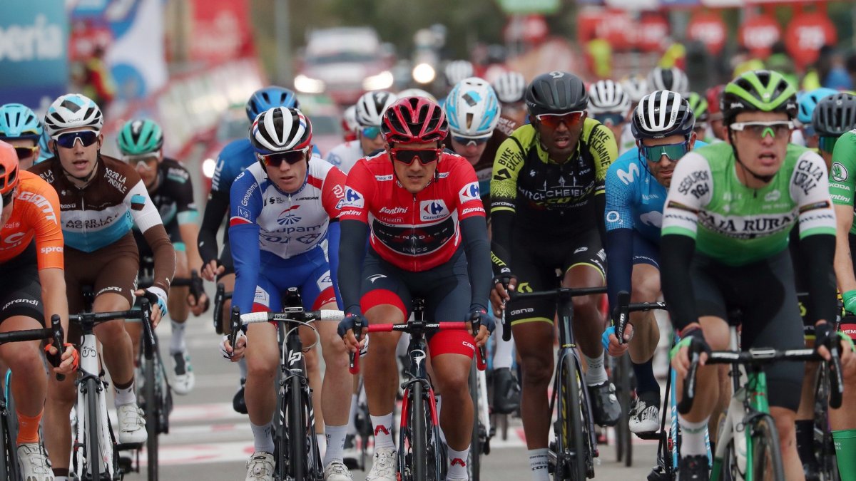 Richard Carapaz lució el maillot rojo y se mantiene en el primer lugar de la Vuelta a España