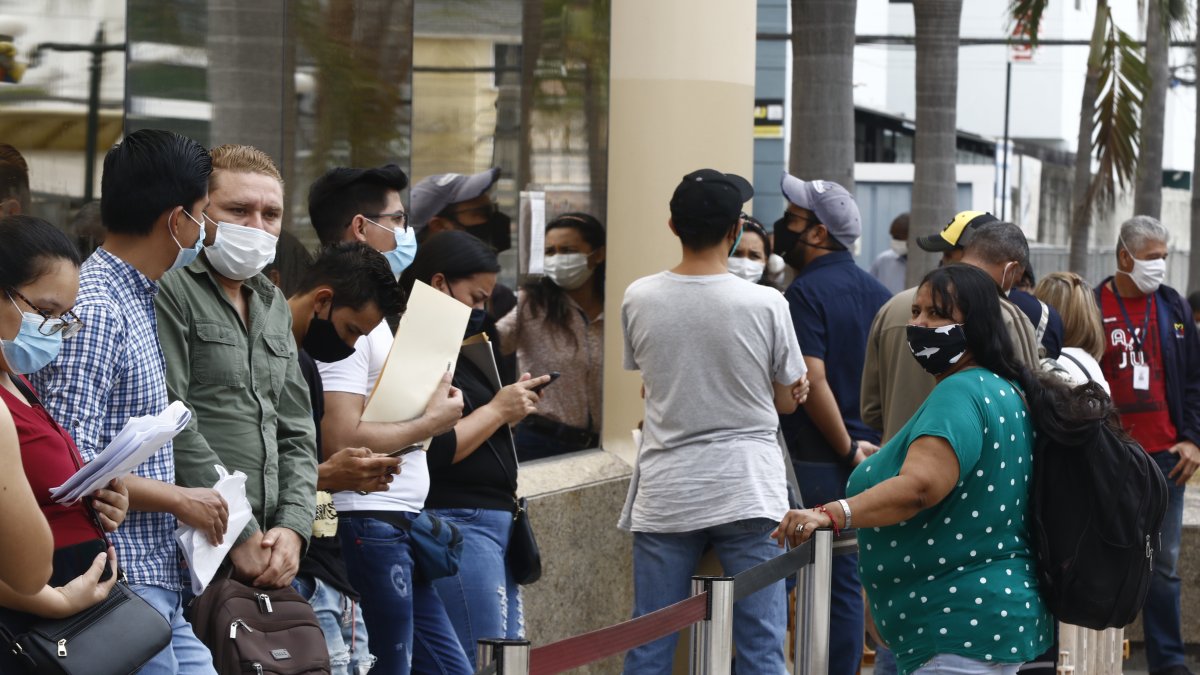 Referencial. Personas buscan ser atendidos en el SRI. 