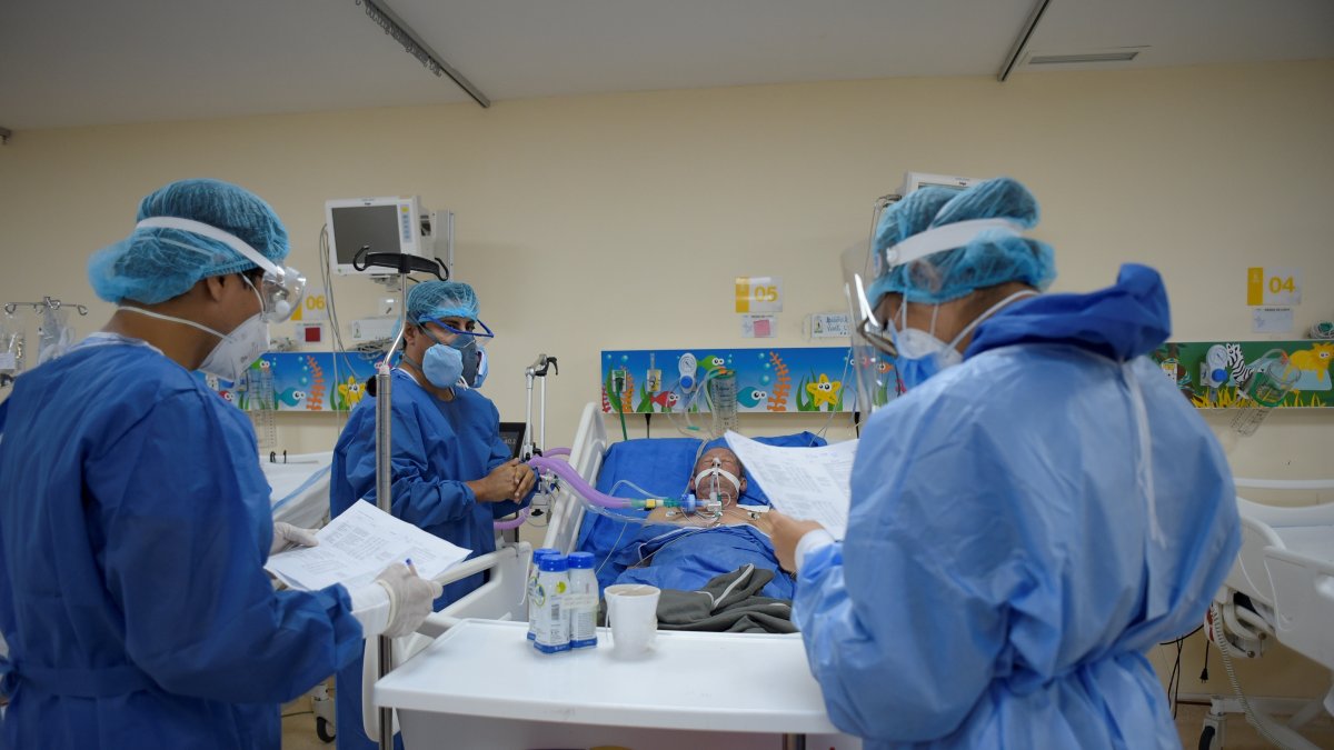 Quito continúa como la ciudad más afectada por la enfermedad con 51.666 contagios, 571 más que el registro de la víspera, cuando llegó a 51.095 casos.