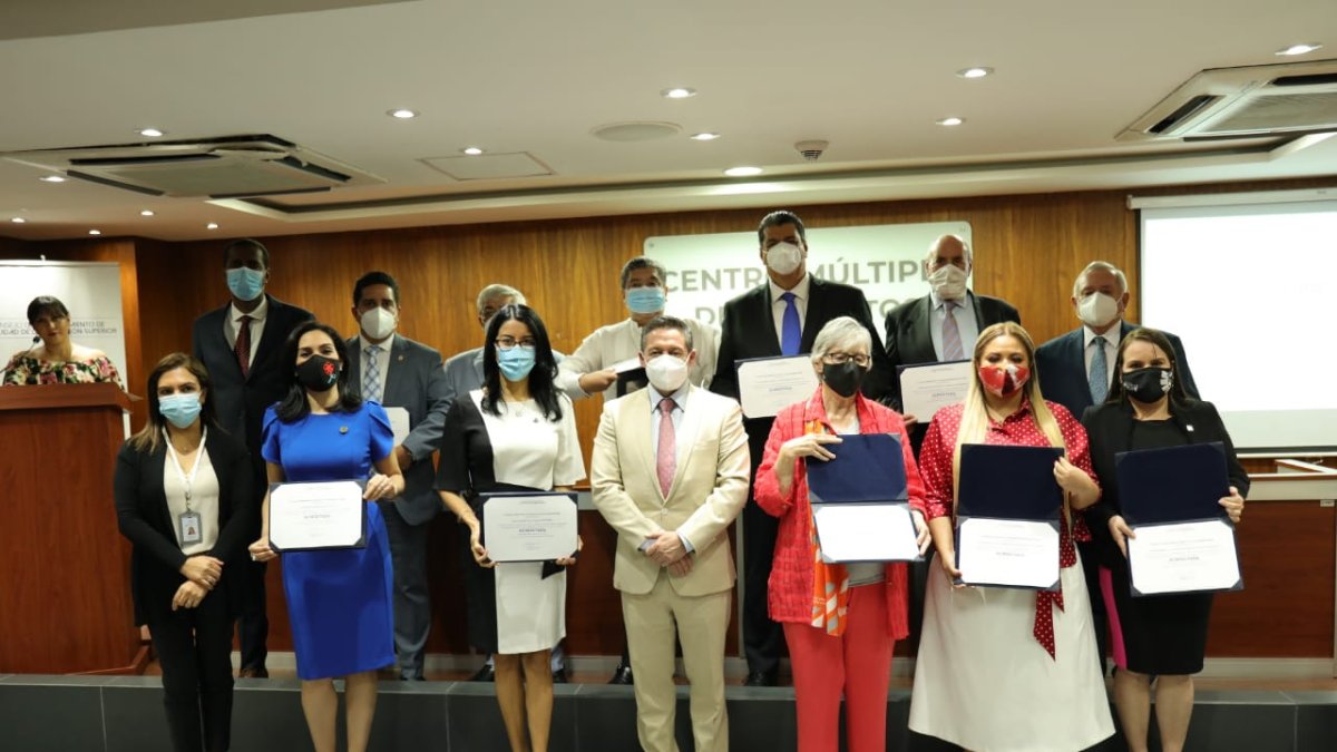 Los rectores de universidades de la provincia de Guayas muestran el certificado de acreditación.