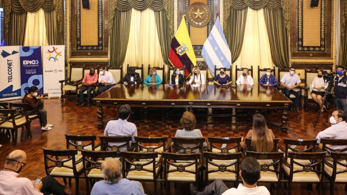 La presentación del programa 'Guayaquil en marcha' se realizó en el Salón de la ciudad.