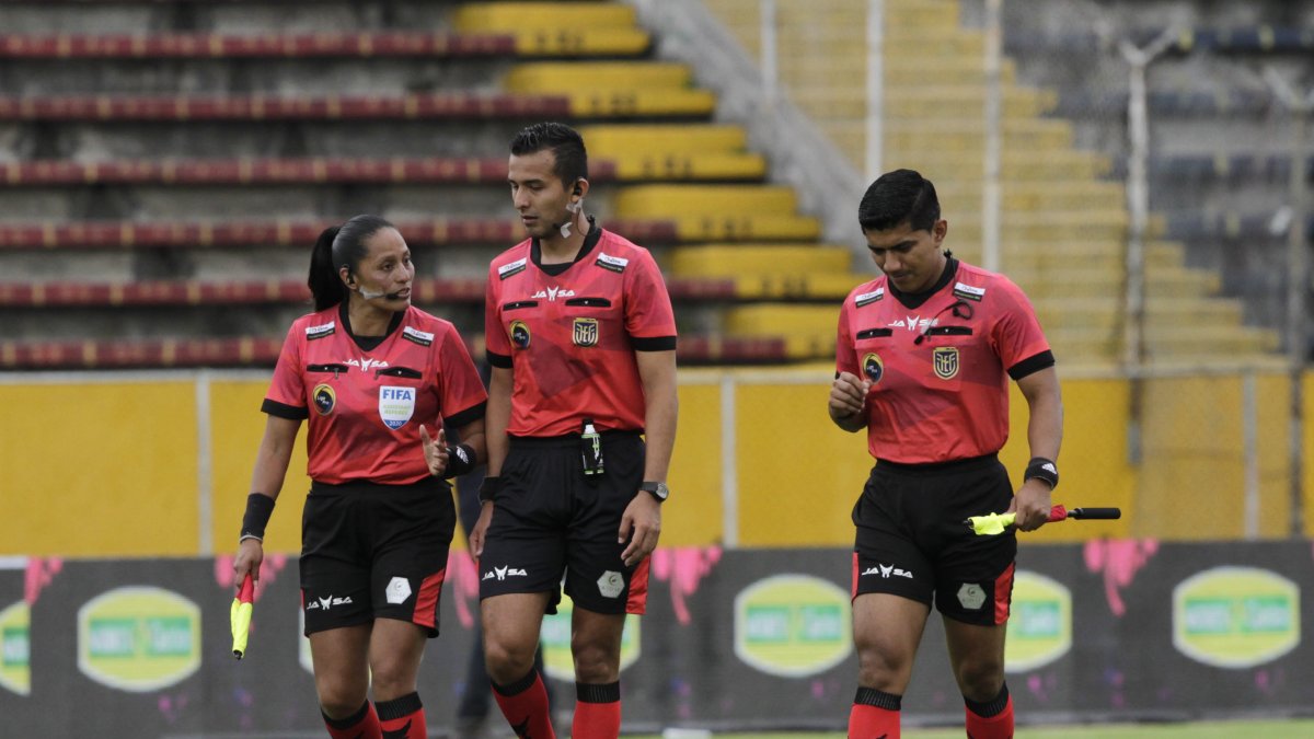 Mónica Amboya es la principal exponente del arbitraje femenino en el país y una de las con más experiencia en la región