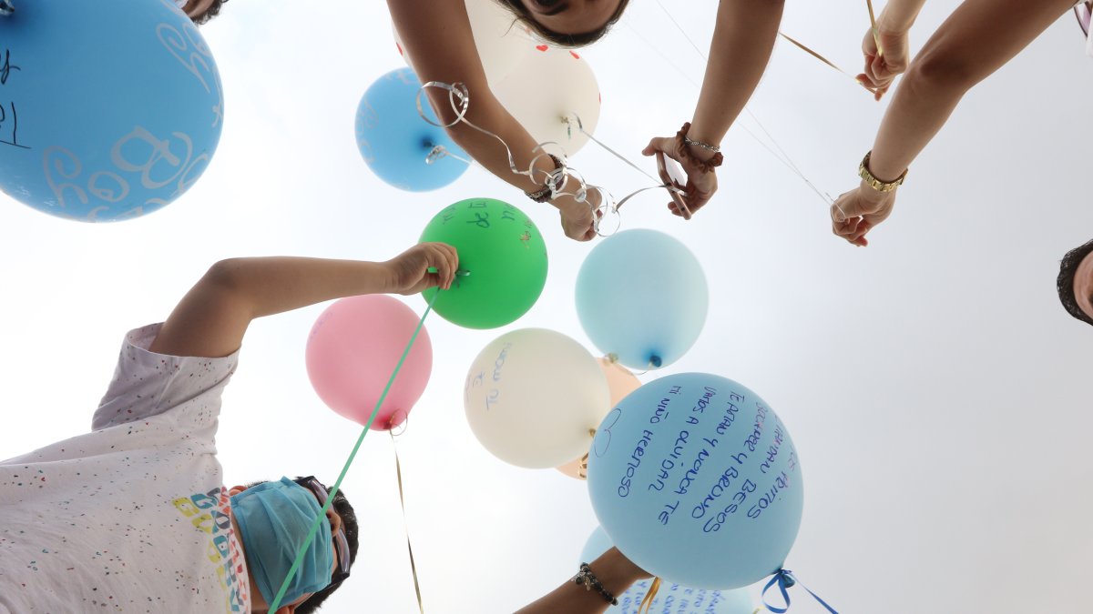 Cita. Un grupo de padres se reunió en el parque Samanes para soltar globos en memoria de sus hijos que fallecieron en el vientre o a los pocos días de nacidos.