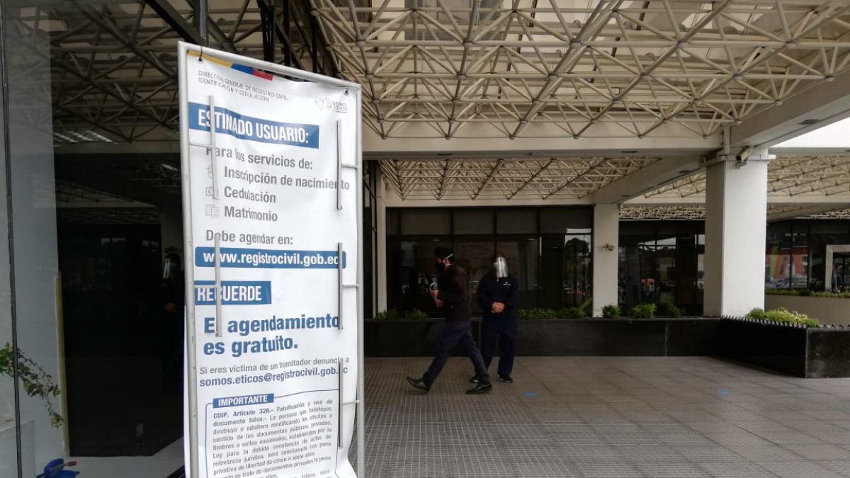 Atención. Desde la próxima semana el Registro Civil atenderá hasta las 20:00 para la obtención del pasaporte.