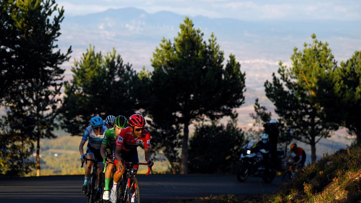 Richard Carapaz tuvo una fuerte batalla con Primoz Roglic en el último kilómetro de la octava etapa.