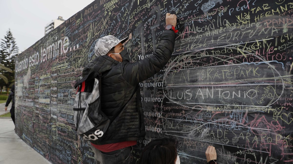 Una pareja escribe sus deseos post-pandemia en 