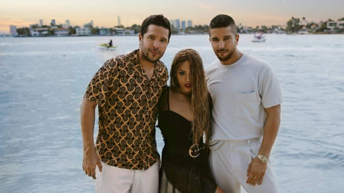 Alejandro y Mauricio junto a Danna Paola.