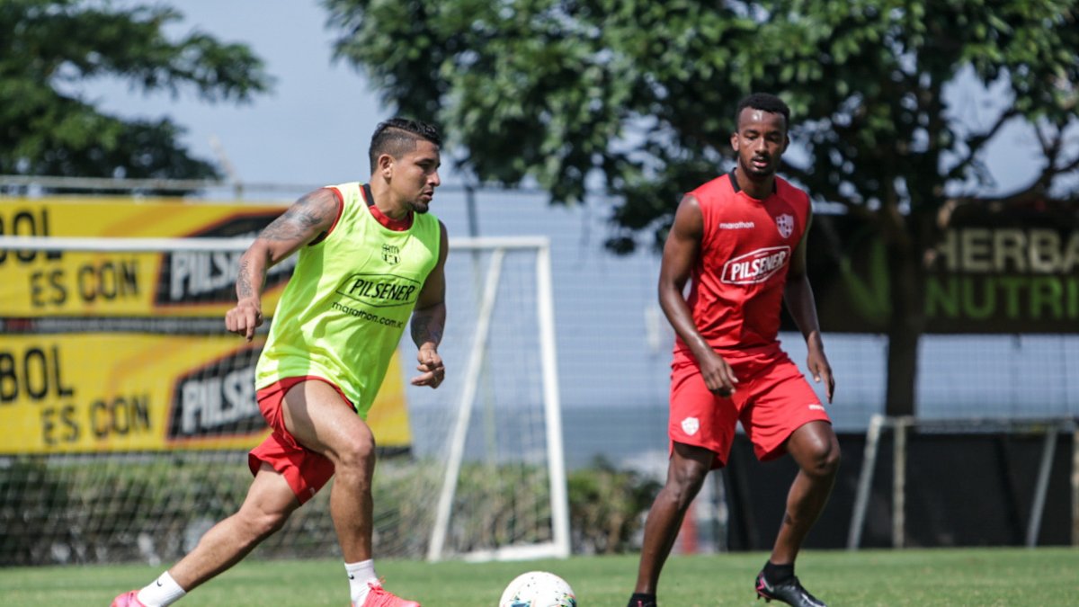 Mario Pineida (i), lateral de Barcelona, no estará el domingo a Liga de Quito pues debe cumplir un partido de suspensión.