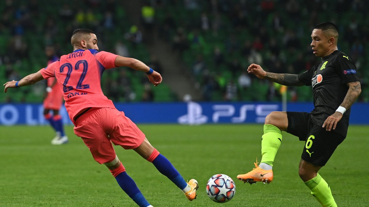 Cristian Ramírez (d), poco pudo hacer para evitar la caída por goleada del Krasnodar.