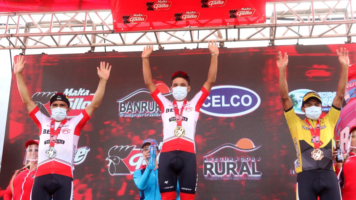 Martín López (c) y Byron Guamá (i) hicieron el 1-2 tricolor en la sexta etapa de la Vuelta a Guatemala.