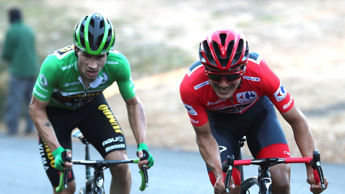 El esloveno Primoz Roglic (i) y Richard Carapaz tuvieron un emocionante duelo en busca del triunfo de la octava etapa de la Vuelta, en el exigente alto de Moncalvillo.
