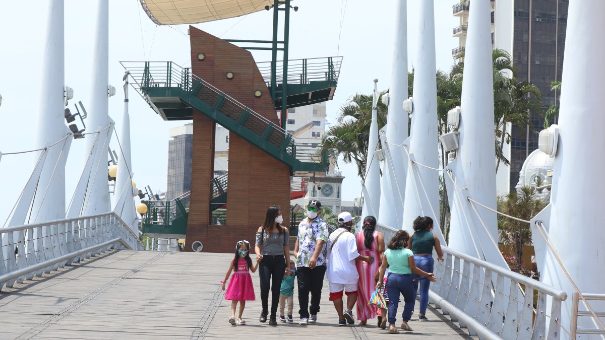 En Guayaquil, las autoridades decidieron cerrar el malecón Simón Bolívar durante el feriado.
