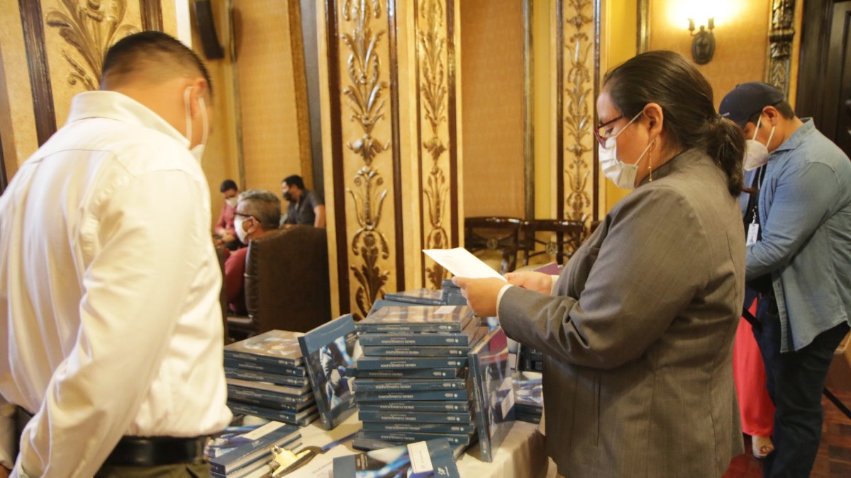 Acto. La presentación del libro en honor a los héroes del coronavirus.