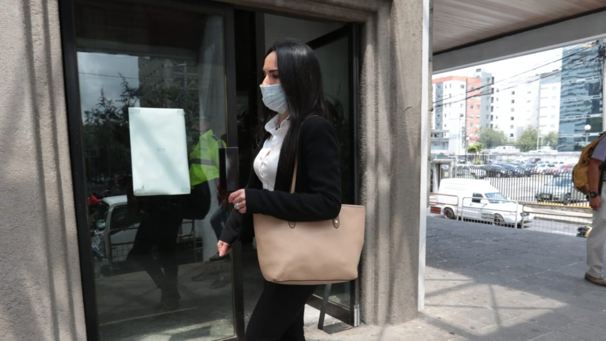 Diligencia. Lorena Espinosa, una de 15 procesados por el caso Singue, acudió este miércoles a la Corte.