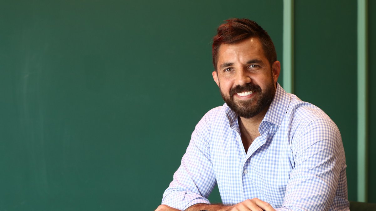 Recientemente elegido Guayaco Sexy 2020, este abogado no sabe si ha roto o no corazones.