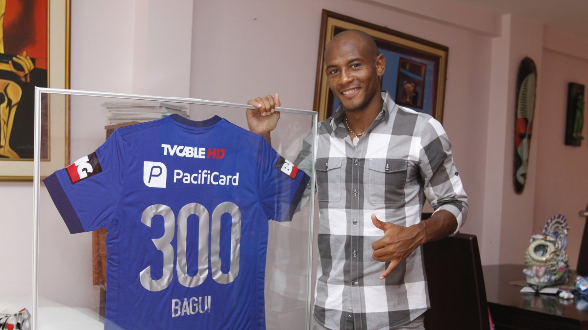 Óscar Bagüí con una de sus camiseta conmemorativas del cuadro millonario