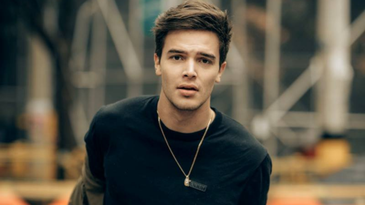 Alejandro Santamaría tiene 21 años.