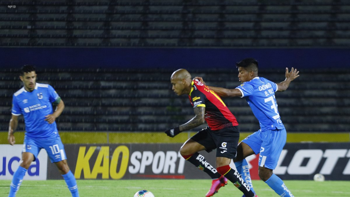 Ely Esterilla (c) ya no tenía espacio en Barcelona y decidió ir a Deportivo Cuenca para sumar minutos en cancha y tratar de salvar al equipo del descenso.