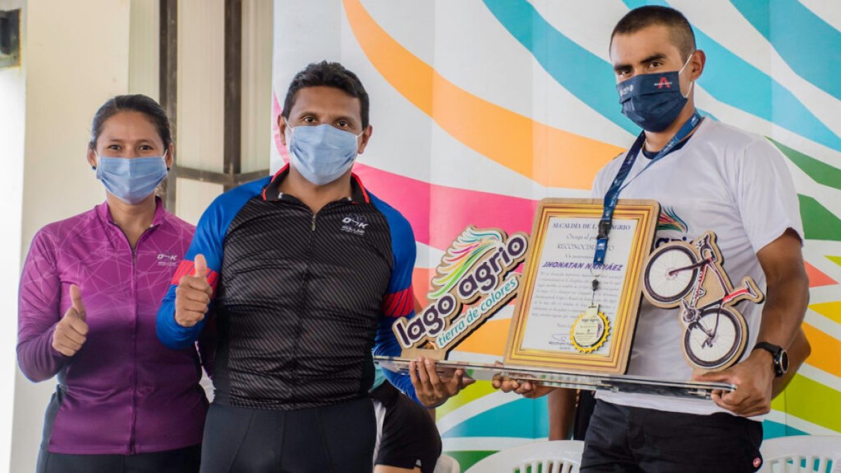 Jonathan Narváez (d) fue homenajeado en Lago Agrio tras su participación en el Giro italiano.