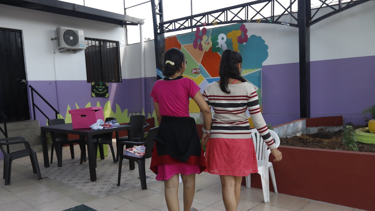 Organización. Entre otras reglas, las jóvenes tienen la obligación de hacer tareas dentro de la casa..