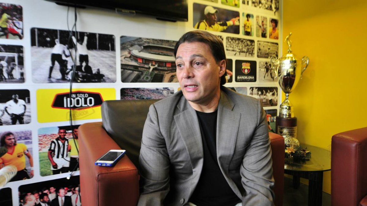 Carlos Alfaro Moreno, titular canario, revela la actual situación financiera y futbolística de Barcelona.