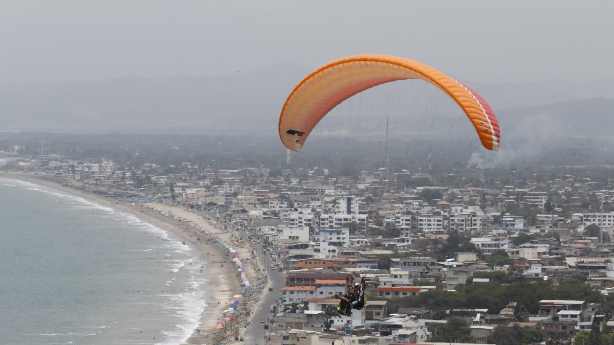 Opciones. Entre las actividades que pueden realizar los turistas en Crucita es volar en parapente.