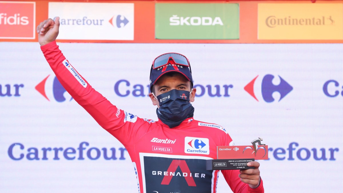 Richard Carapaz, ciclista ecuatoriano, sigue firme en el liderato de la Vuelta a España.