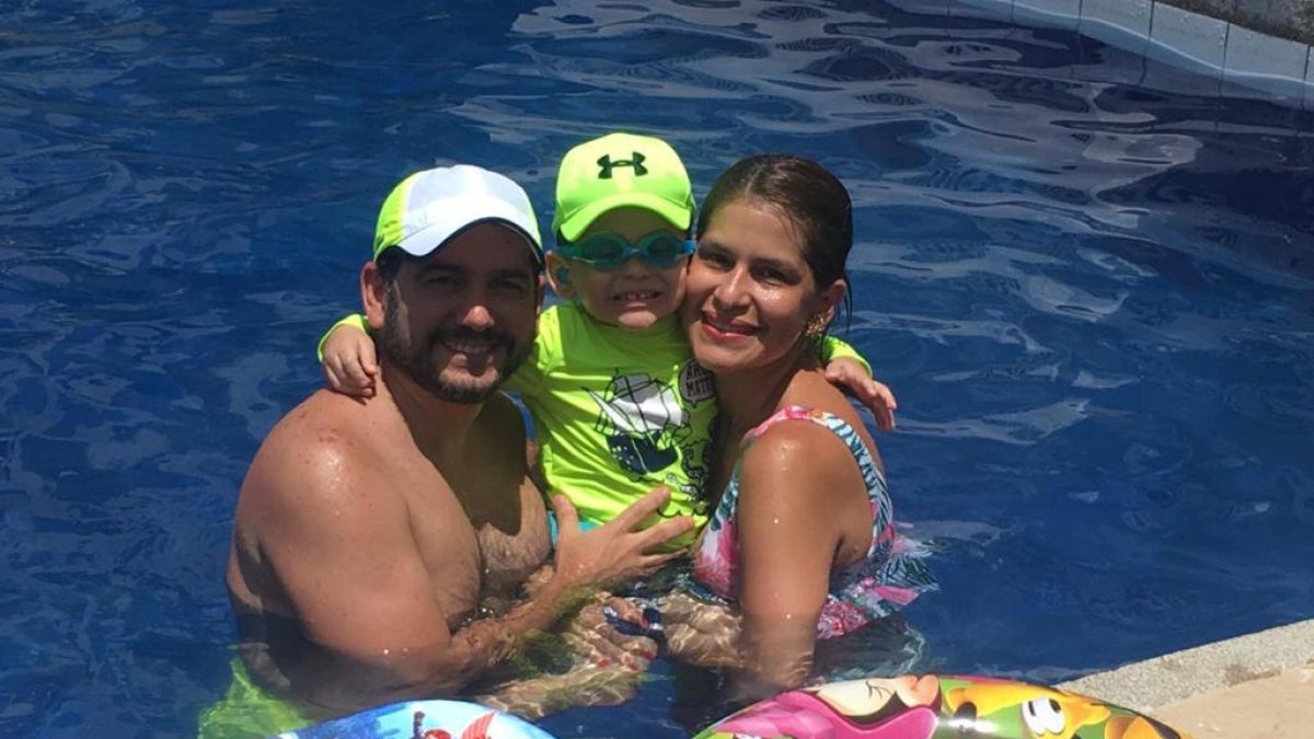 Liz Valarezo con su esposo Christian y su hijo Samuel.