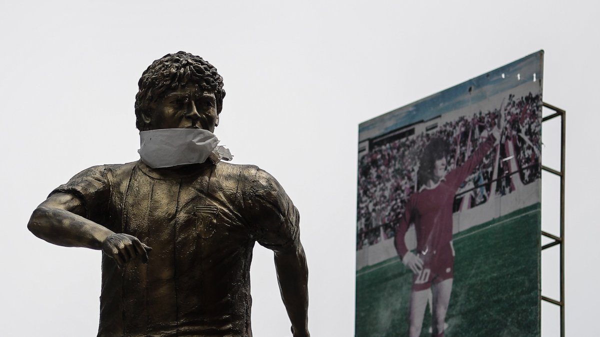 En el Barrio de la Paternal, de la ciudad de Buenos Aires, lugar donde vivió Diego Maradona, hay una estatua de él.