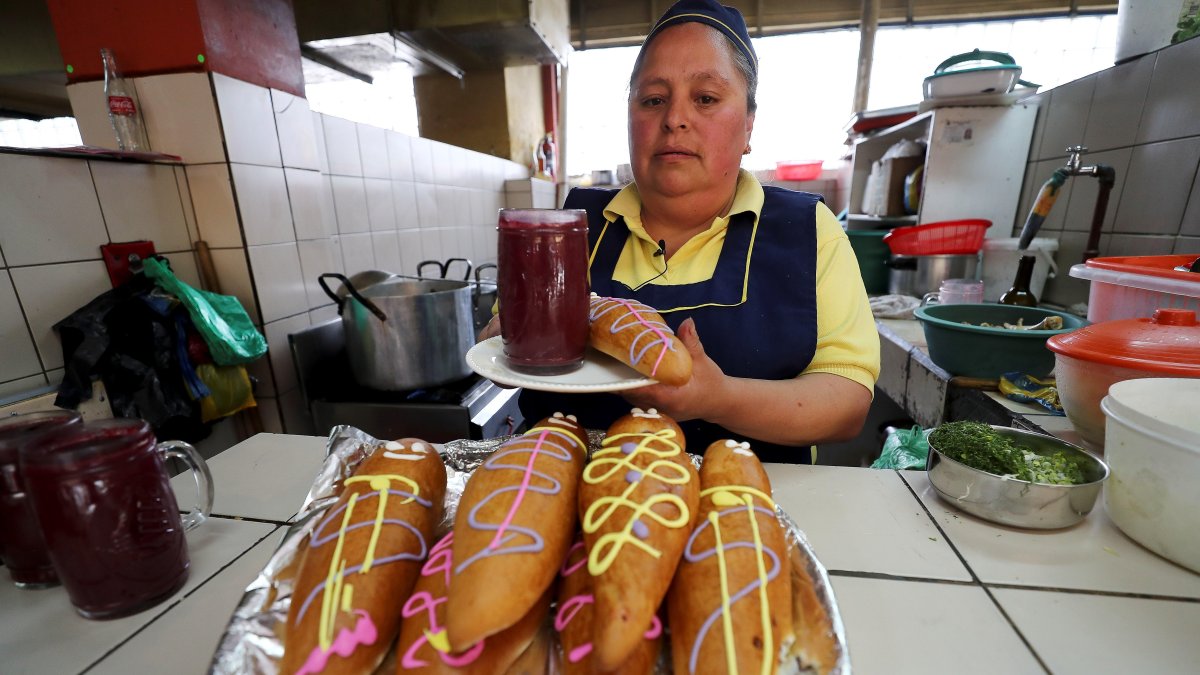 La guagua de pan se acompaña de la icónica colada morada.