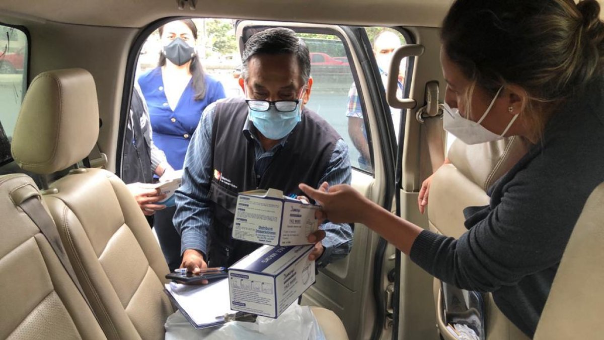 La intendencia de Policía y Arcsa decomisaron pruebas de Covid, que se hacían en una camioneta, y que no tenían registro sanitario.