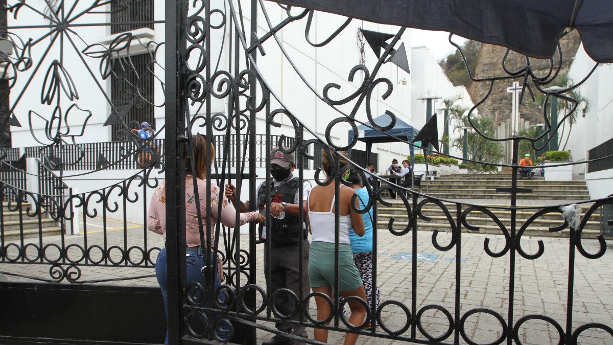 Puertas de los cementerios de la ciudad estuvieron abiertas al público hasta hoy.