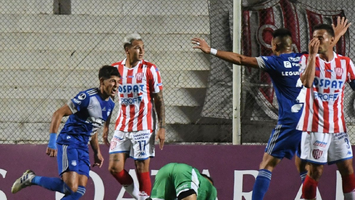 Facundo Barceló (i) aprovechó un error de la defensa argentina para anotar el tanto de la victoria de Emelec.